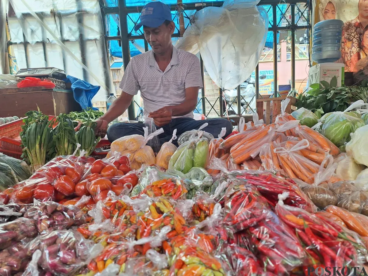 Pedagang bernama Warta 50 tahun di lapak miliknya di Pasar Baru Bekasi, Bekasi Timur, Kota Bekasi, Minggu, 23 Februari 2025. (Sumber: Poskota/Ihsan Fahmi)