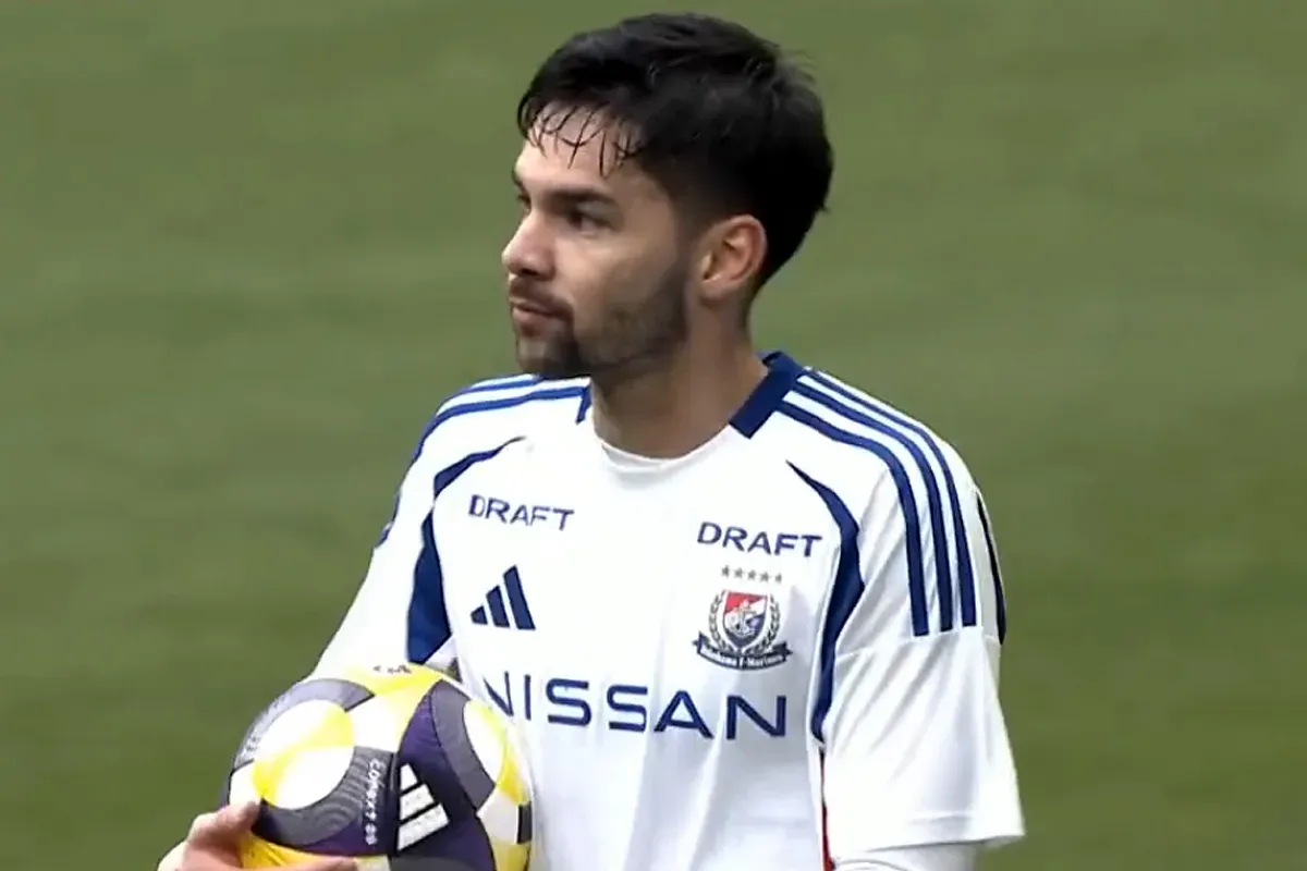 Tangkap layar saat Sandy Walsh debut di Liga Jepang bersama Yokohama Marinos menghadapi Sanfrecce Hiroshima.