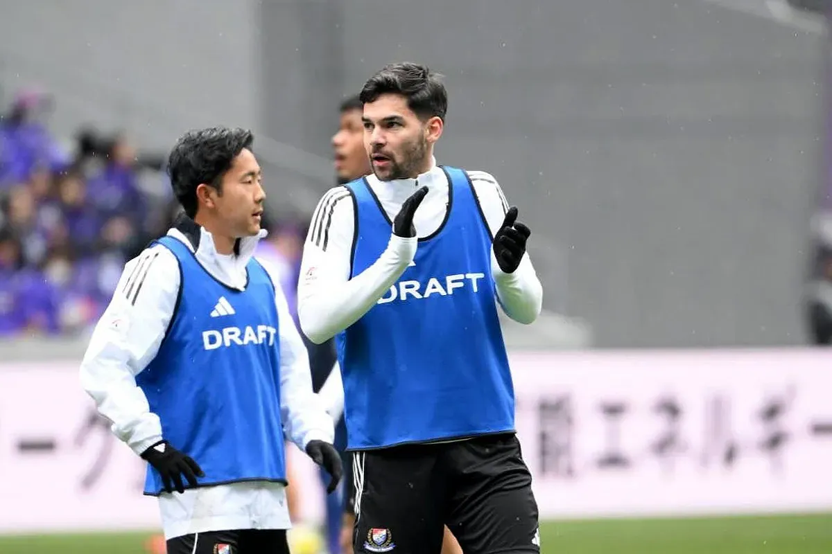 Sandy Walsh kembali dipercaya jadi saat Yokohama Marinos menghadapi Sanfrecce Hiroshima. (Sumber: Instagram @yokohamaf.marinos)