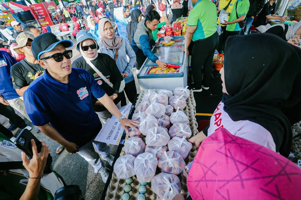 Wakil Wali Kota Bandung, Erwin meninjau Gerakan Pangan Murah di Lapangan Tegallega, Kota Bandung, Minggu, 23 Februari 2025. (Sumber: Dok. Diskominfo Kota Bandung)