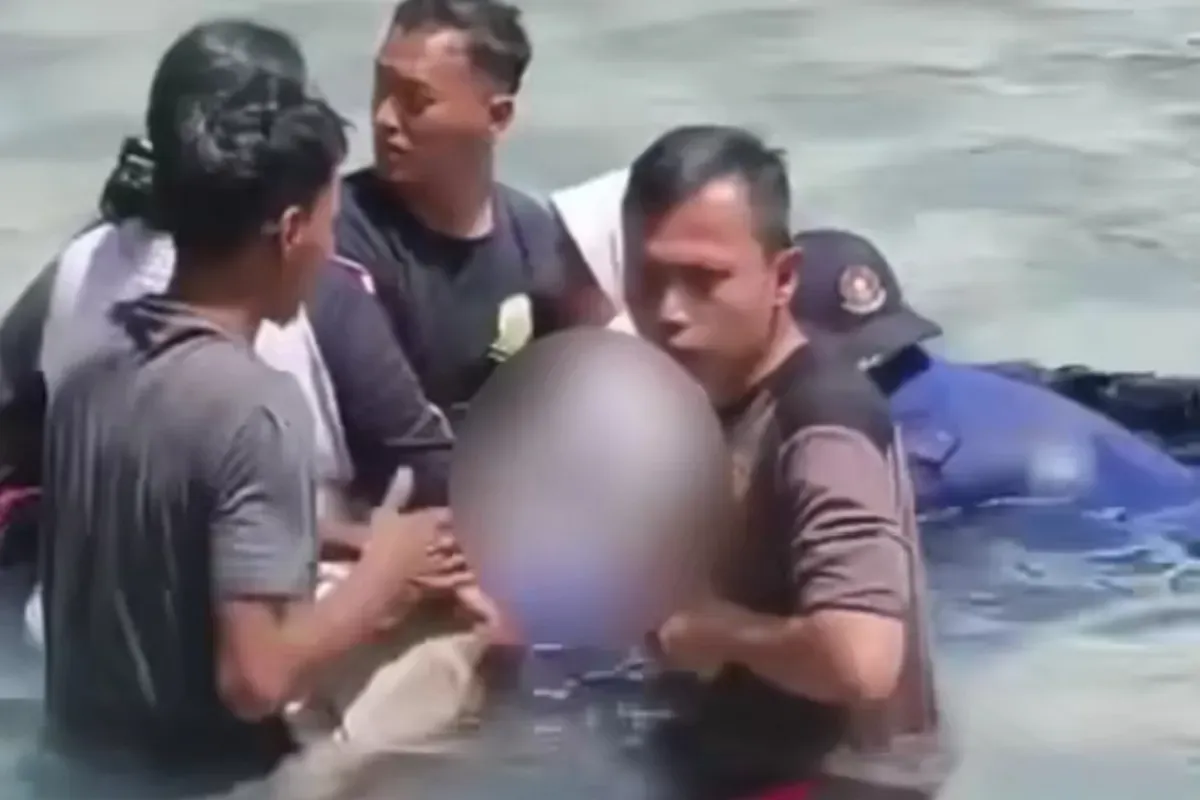 Momen dramatis evakuasi bocah yang tersangkut di saluran pembuangan air kolam renang di Garut, Jawa Barat. (Sumber: Tangkap Layar Instagram/@funnelmedia)