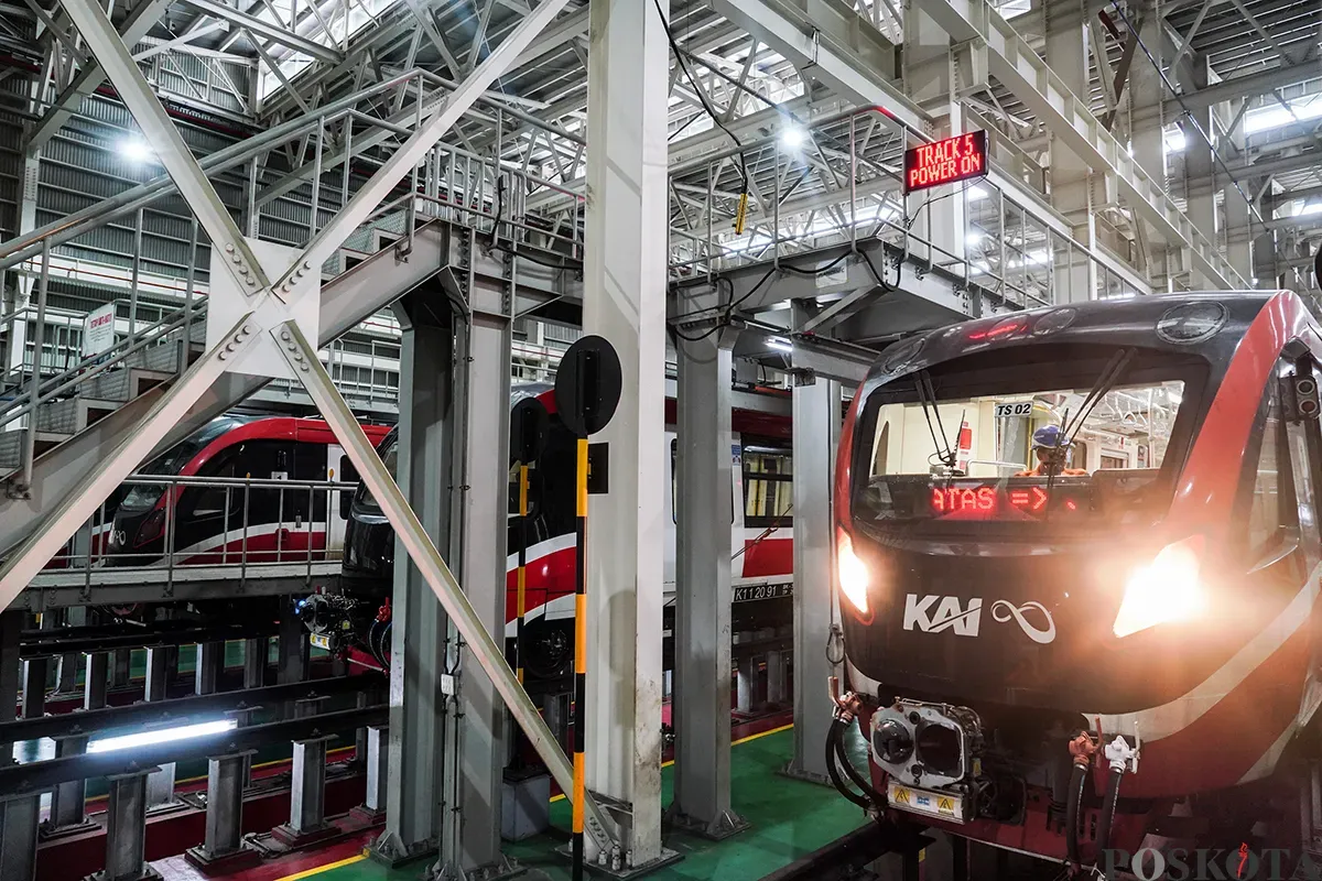 Teknisi Rollingstock LRT Jabodebek melakukan perawatan kereta Light Rail Transit (LRT) Jabodebek di Depo LRT Jatimulya, Bekasi, Jawa Barat, Senin, 24 Februari 2025. (Sumber: Poskota/Bilal Nugraha Ginanjar)