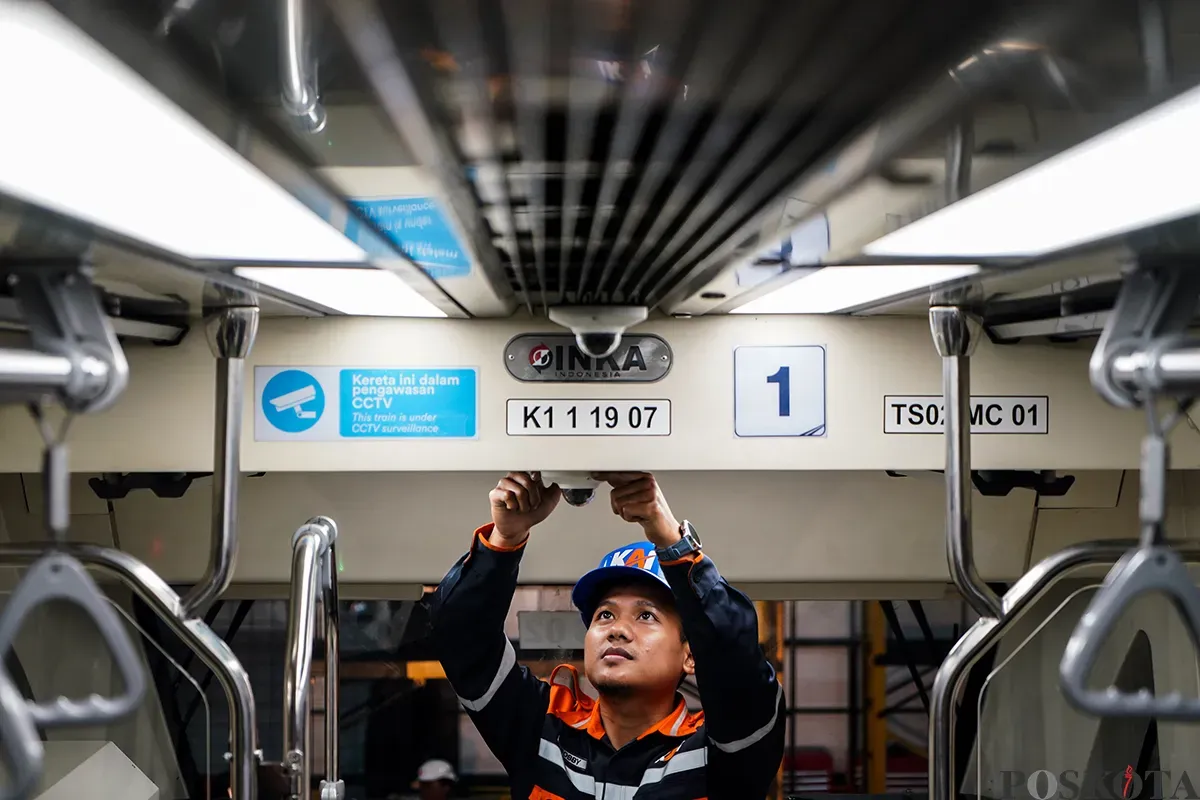 Teknisi Rollingstock LRT Jabodebek melakukan perawatan kereta Light Rail Transit (LRT) Jabodebek di Depo LRT Jatimulya, Bekasi, Jawa Barat, Senin, 24 Februari 2025. (Sumber: Poskota/Bilal Nugraha Ginanjar)