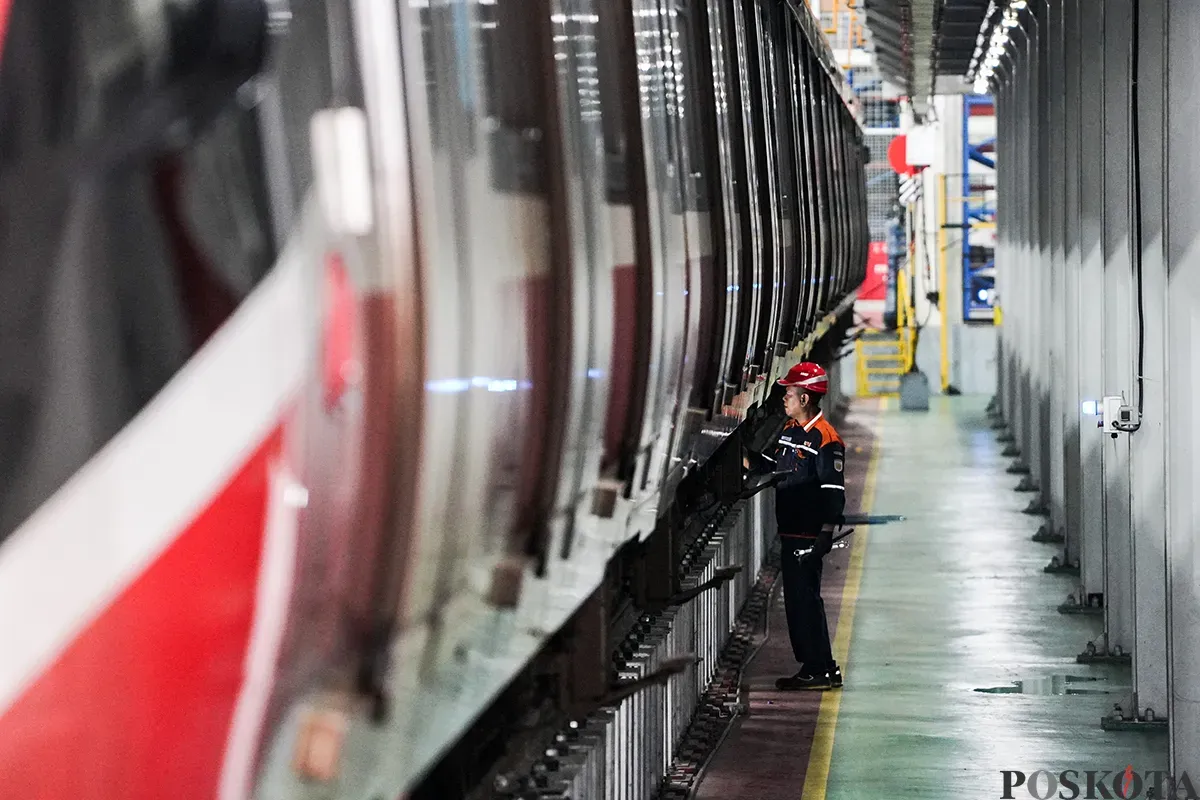 Teknisi Rollingstock LRT Jabodebek melakukan perawatan kereta Light Rail Transit (LRT) Jabodebek di Depo LRT Jatimulya, Bekasi, Jawa Barat, Senin, 24 Februari 2025. (Sumber: Poskota/Bilal Nugraha Ginanjar)