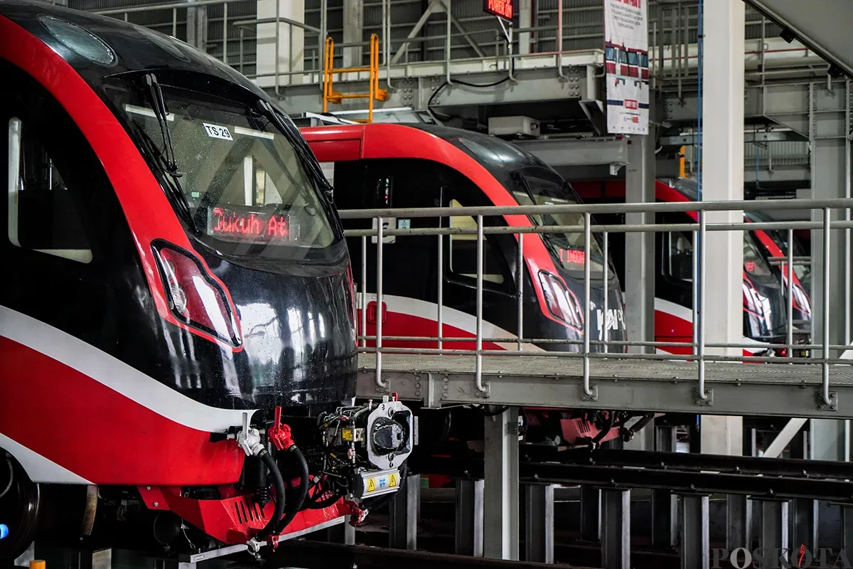 Teknisi Rollingstock LRT Jabodebek melakukan perawatan kereta Light Rail Transit (LRT) Jabodebek di Depo LRT Jatimulya, Bekasi, Jawa Barat, Senin, 24 Februari 2025. (Sumber: Poskota/Bilal Nugraha Ginanjar)