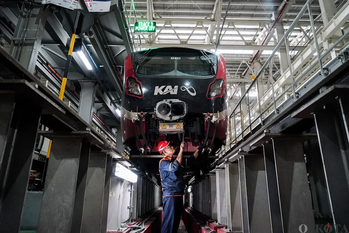 Teknisi Rollingstock LRT Jabodebek melakukan perawatan kereta Light Rail Transit (LRT) Jabodebek di Depo LRT Jatimulya, Bekasi, Jawa Barat, Senin, 24 Februari 2025. (Sumber: Poskota/Bilal Nugraha Ginanjar)