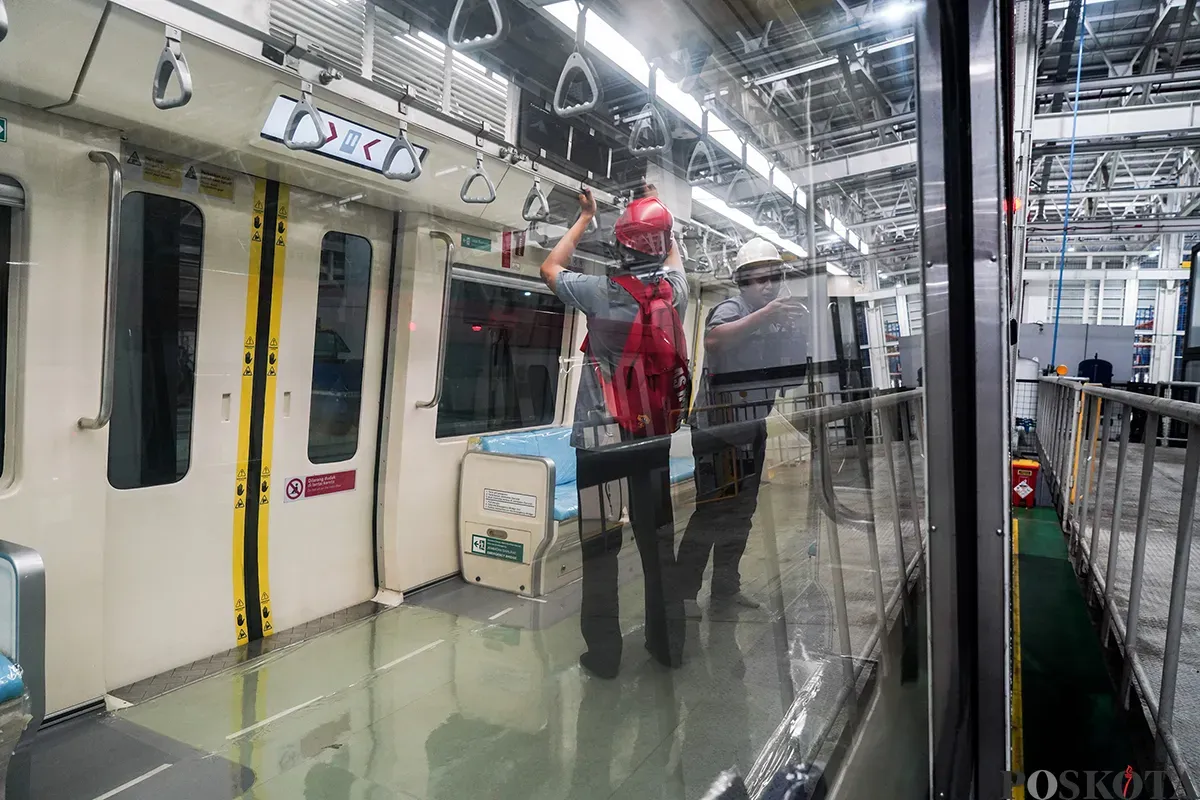 Teknisi Rollingstock LRT Jabodebek melakukan perawatan kereta Light Rail Transit (LRT) Jabodebek di Depo LRT Jatimulya, Bekasi, Jawa Barat, Senin, 24 Februari 2025. (Sumber: Poskota/Bilal Nugraha Ginanjar)