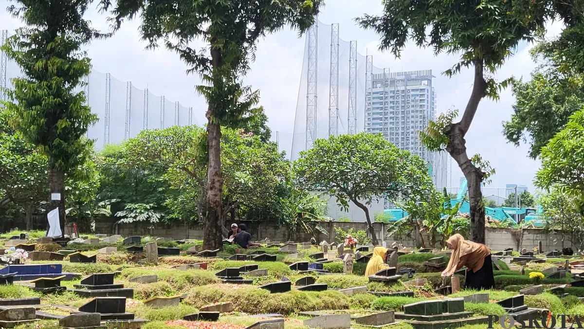 Suasana di TPU Rawa Kopi, Jakarta Barat, yang masih ramai didatangi peziarah, Senin, 24 Februari 2025. (Sumber: Poskota/Pandi Ramedhan)