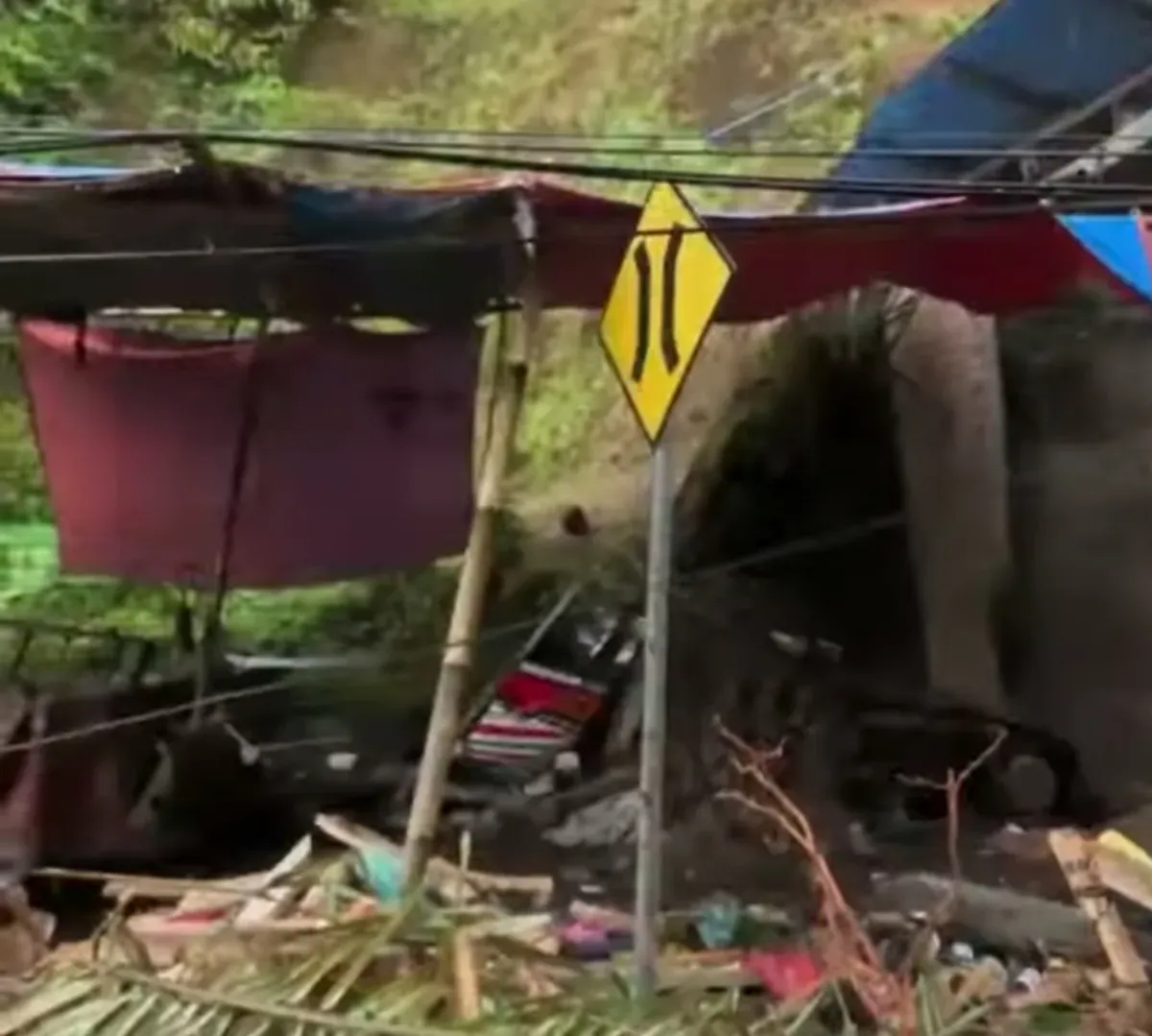 Lokasi longsoran yang menimpa rumah sekaligus bengkel di Bungbulang, Garut menyebabkan satu warga meninggal dunia. (Sumber: Capture Instagram @wakilbupatigarut)