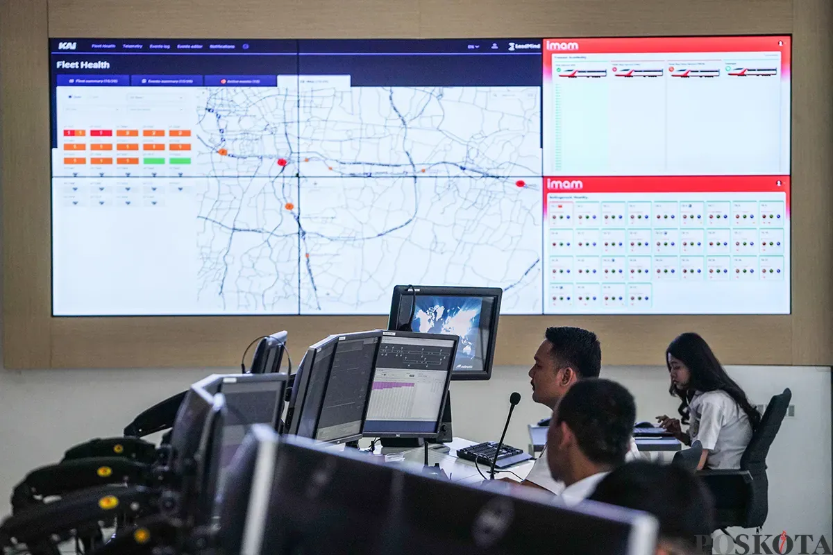 Train Attendant berlatih mengemudikan kereta Light Rail Transit (LRT) Jabodebek di Depo LRT Jatimulya, Bekasi, Jawa Barat, Senin, 24 Februari 2025. (Sumber: Poskota/Bilal Nugraha Ginanjar)