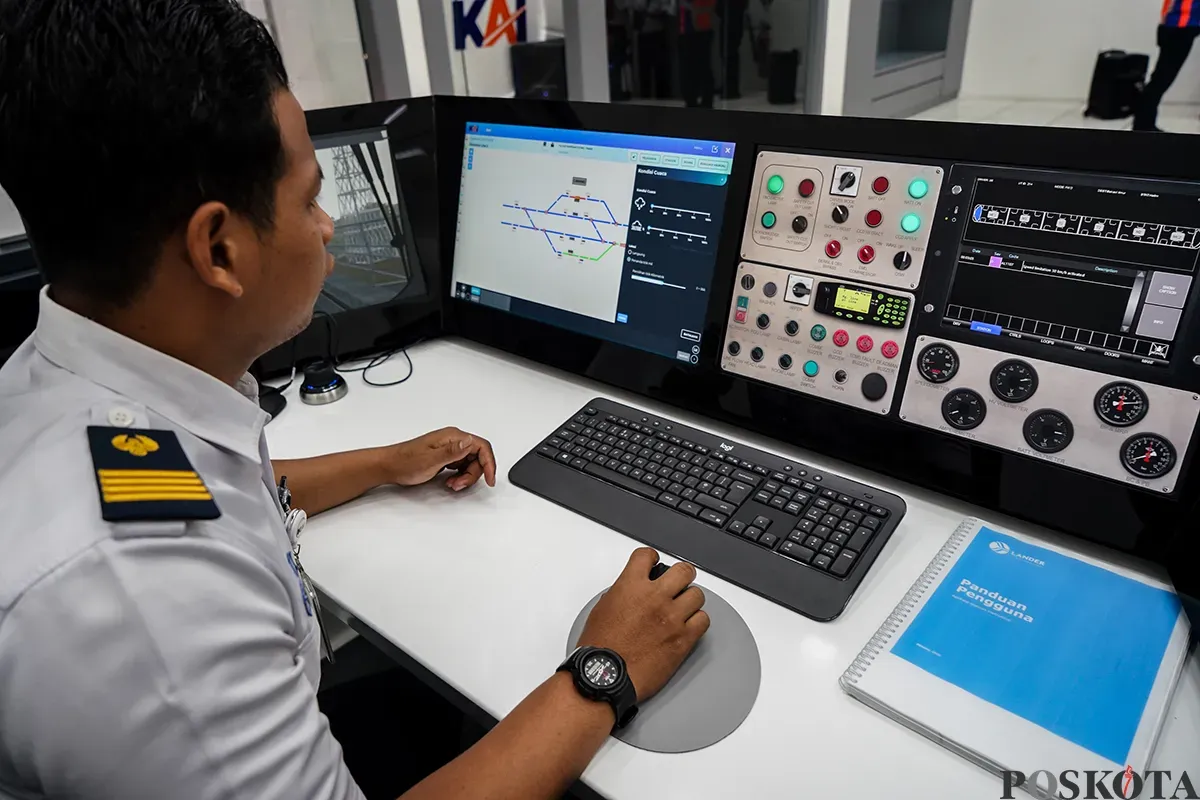 Train Attendant berlatih mengemudikan kereta Light Rail Transit (LRT) Jabodebek di Depo LRT Jatimulya, Bekasi, Jawa Barat, Senin, 24 Februari 2025. (Sumber: Poskota/Bilal Nugraha Ginanjar)