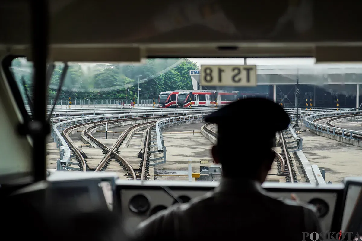 Train Attendant berlatih mengemudikan kereta Light Rail Transit (LRT) Jabodebek di Depo LRT Jatimulya, Bekasi, Jawa Barat, Senin, 24 Februari 2025. (Sumber: Poskota/Bilal Nugraha Ginanjar)