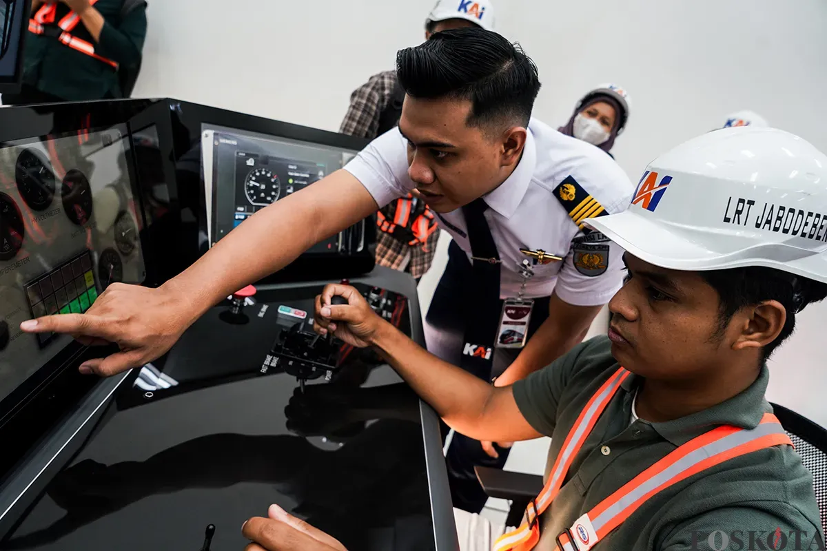 Train Attendant berlatih mengemudikan kereta Light Rail Transit (LRT) Jabodebek di Depo LRT Jatimulya, Bekasi, Jawa Barat, Senin, 24 Februari 2025. (Sumber: Poskota/Bilal Nugraha Ginanjar)