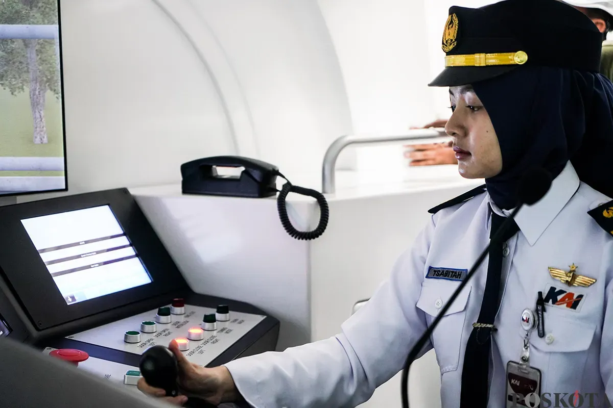 Train Attendant berlatih mengemudikan kereta Light Rail Transit (LRT) Jabodebek di Depo LRT Jatimulya, Bekasi, Jawa Barat, Senin, 24 Februari 2025. (Sumber: Poskota/Bilal Nugraha Ginanjar)