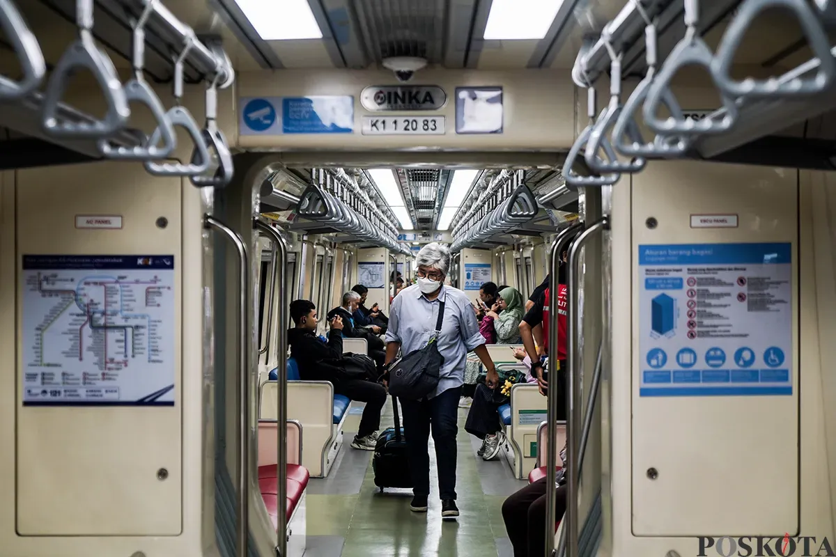 Sejumlah penumpang saat menikmati layanan kereta Lintas Raya Terpadu (LRT) Jabodebek saat melintas di kawasan Dukuh Atas, Jakarta, Senin, 24 Februari 2025. (Sumber: Poskota/Bilal Nugraha Ginanjar)