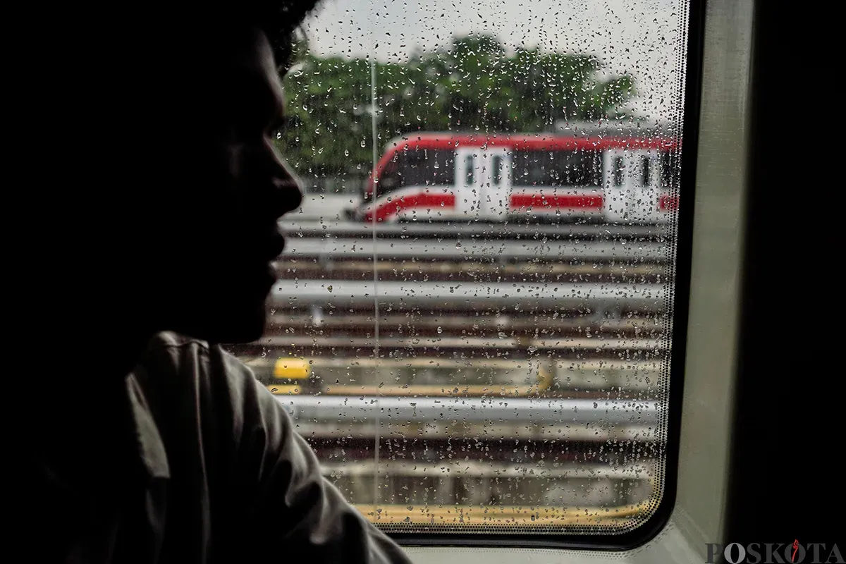 Sejumlah penumpang saat menikmati layanan kereta Lintas Raya Terpadu (LRT) Jabodebek saat melintas di kawasan Dukuh Atas, Jakarta, Senin, 24 Februari 2025. (Sumber: Poskota/Bilal Nugraha Ginanjar)