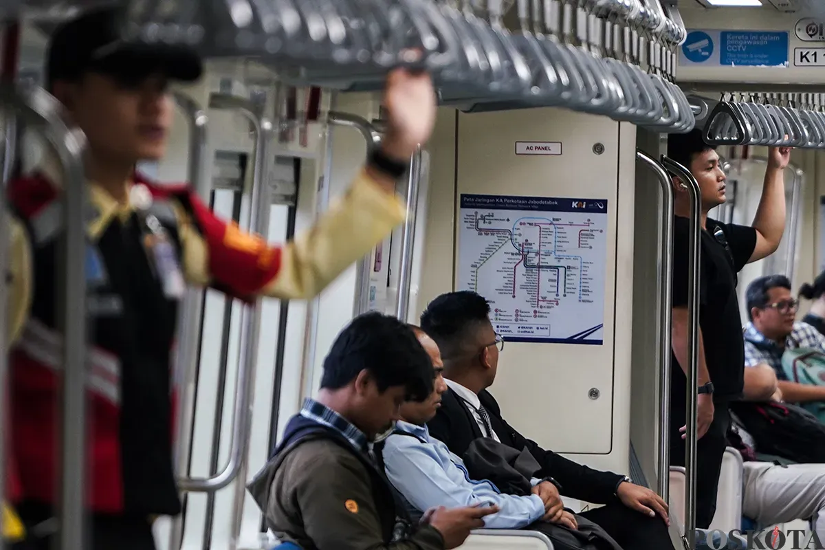 Sejumlah penumpang saat menikmati layanan kereta Lintas Raya Terpadu (LRT) Jabodebek saat melintas di kawasan Dukuh Atas, Jakarta, Senin, 24 Februari 2025. (Sumber: Poskota/Bilal Nugraha Ginanjar)