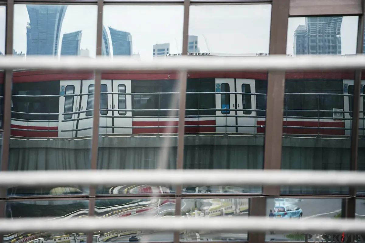 Kereta Lintas Raya Terpadu (LRT) Jabodebek saat melintas di kawasan Dukuh Atas, Jakarta, Senin, 24 Februari 2025. (Sumber: Poskota/Bilal Nugraha Ginanjar)