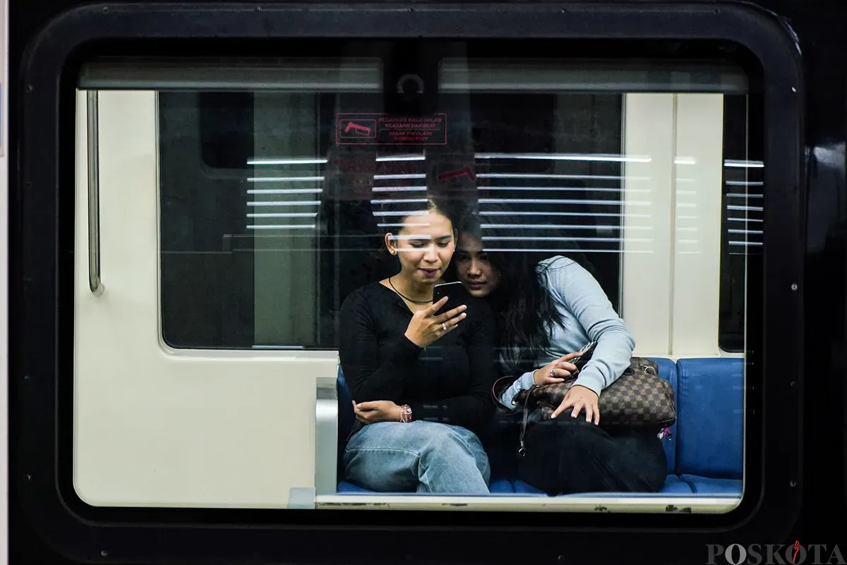 Sejumlah penumpang saat menikmati layanan kereta Lintas Raya Terpadu (LRT) Jabodebek saat melintas di kawasan Dukuh Atas, Jakarta, Senin, 24 Februari 2025. (Sumber: Poskota/Bilal Nugraha Ginanjar)