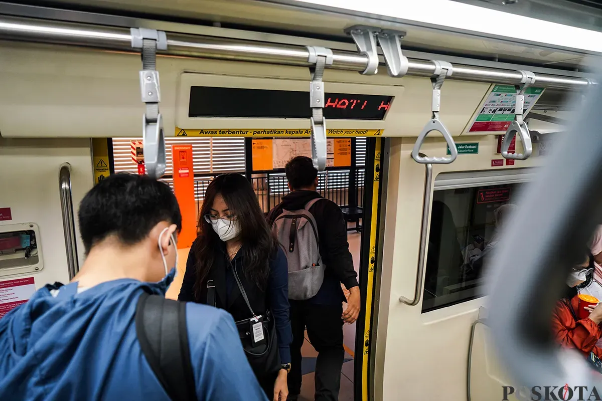 Sejumlah penumpang saat menikmati layanan kereta Lintas Raya Terpadu (LRT) Jabodebek saat melintas di kawasan Dukuh Atas, Jakarta, Senin, 24 Februari 2025. (Sumber: Poskota/Bilal Nugraha Ginanjar)