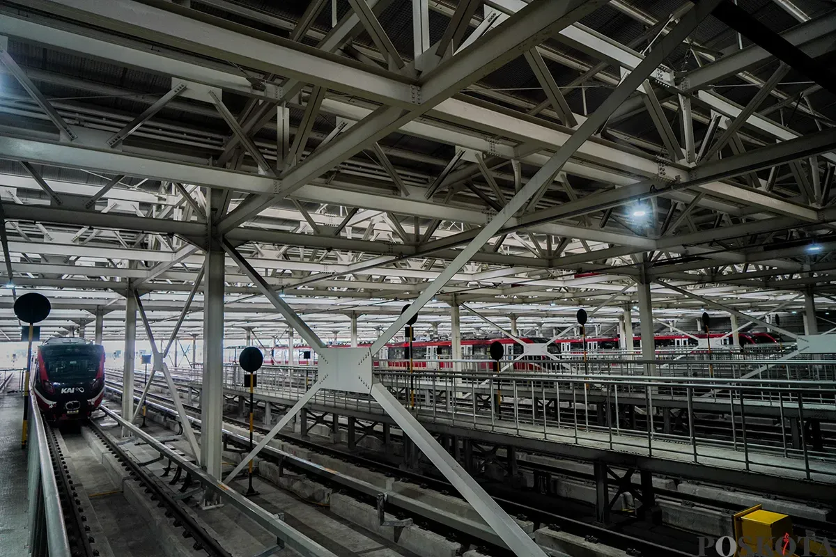 Kereta Lintas Raya Terpadu (LRT) Jabodebek saat melintas di kawasan Dukuh Atas, Jakarta, Senin, 24 Februari 2025. (Sumber: Poskota/Bilal Nugraha Ginanjar)