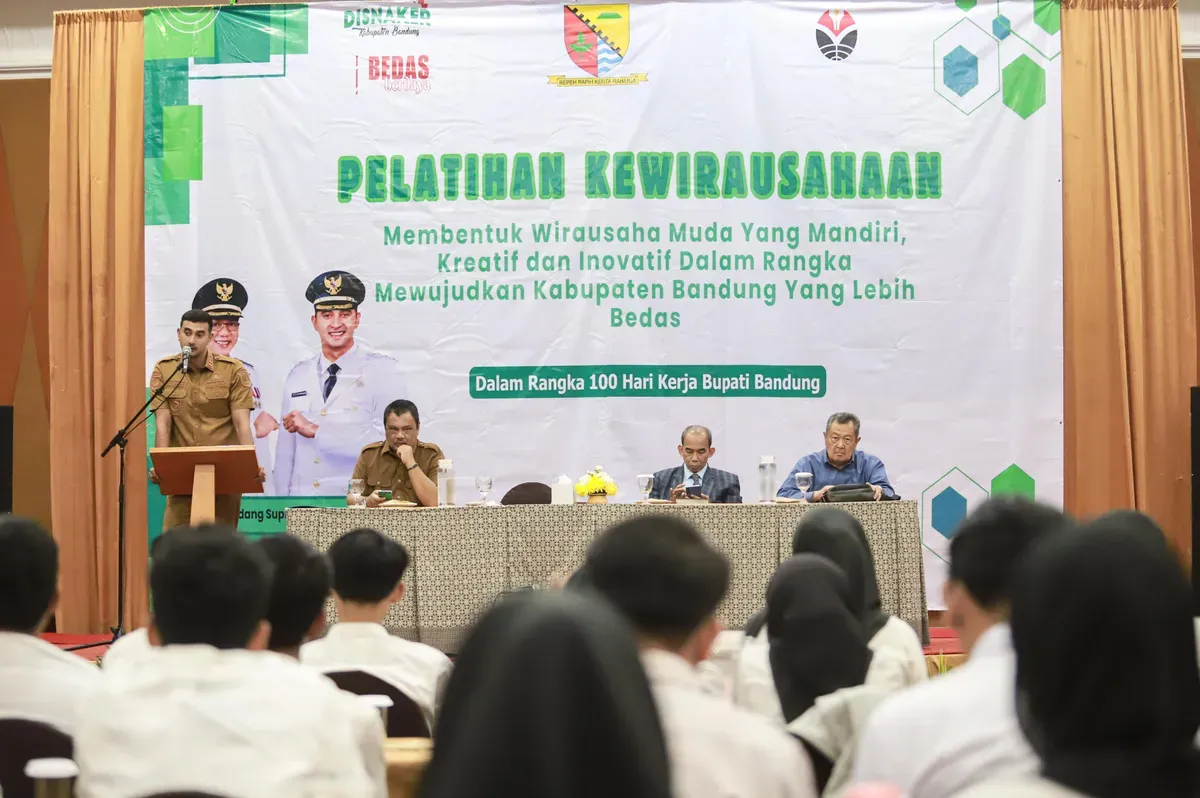 Beri motivasi ratusan peserta Pelatihan Bedas Entrepreneurship, Wabup Ali Syakieb mengungkapkan pengalaman kerjanya. (Sumber: Dok. Pemkab Bandung)