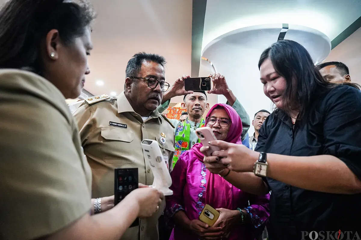 Wakil Gubernur Jakarta, Rano Karno, saat menemui pelaku UMKM dan mencoba mencicipi salah satu produk makanan di Bazar Jakarta Entrepreneur di Balai Kota, Jakarta, Senin, 24 Januari 2025. (Sumber: Poskota/Bilal Nugraha Ginanjar)