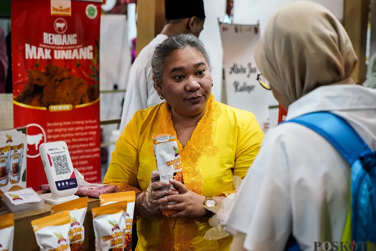 Wakil Gubernur Jakarta, Rano Karno, saat menemui pelaku UMKM dan mencoba mencicipi salah satu produk makanan di Bazar Jakarta Entrepreneur di Balai Kota, Jakarta, Senin, 24 Januari 2025. (Sumber: Poskota/Bilal Nugraha Ginanjar)