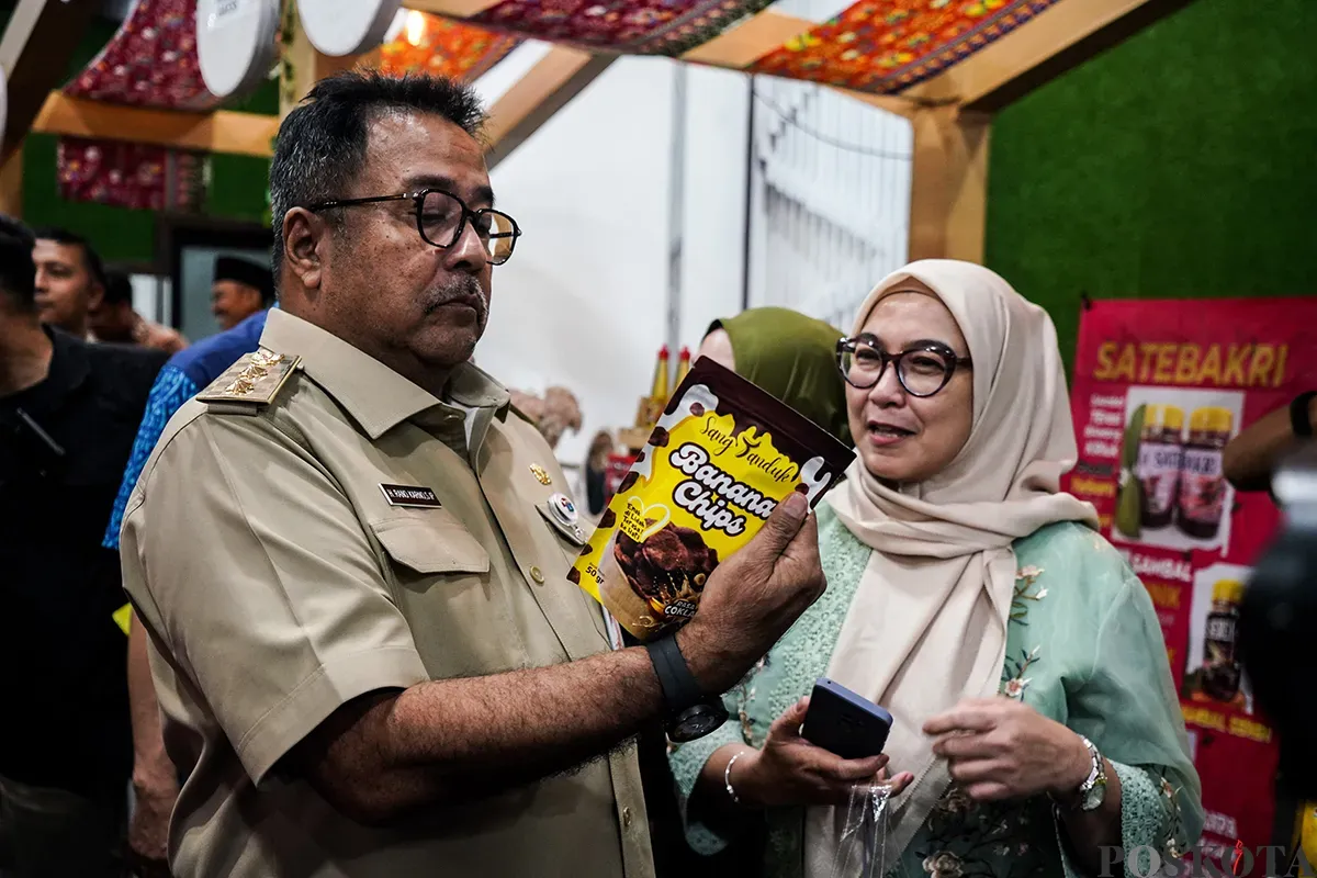 Wakil Gubernur Jakarta, Rano Karno, saat menemui pelaku UMKM dan mencoba mencicipi salah satu produk makanan di Bazar Jakarta Entrepreneur di Balai Kota, Jakarta, Senin, 24 Januari 2025. (Sumber: Poskota/Bilal Nugraha Ginanjar)