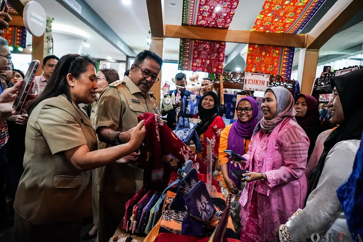 Wakil Gubernur Jakarta, Rano Karno, saat menemui pelaku UMKM dan mencoba mencicipi salah satu produk makanan di Bazar Jakarta Entrepreneur di Balai Kota, Jakarta, Senin, 24 Januari 2025. (Sumber: Poskota/Bilal Nugraha Ginanjar)