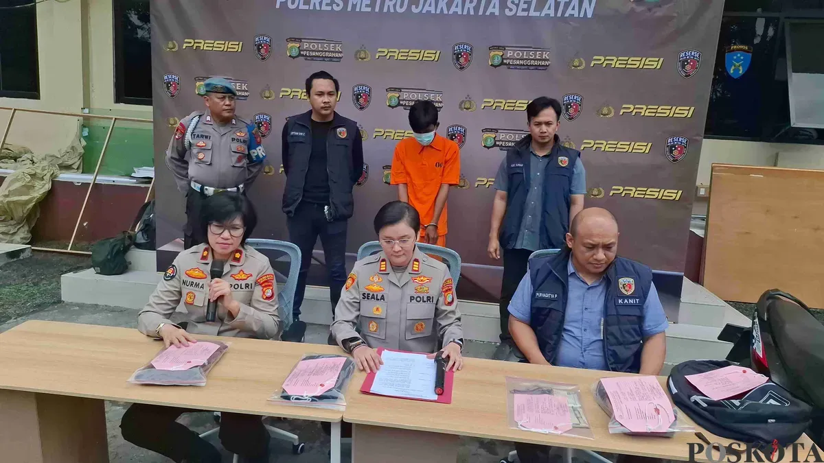 Pelaku begal payudara dihadirkan dalam konferensi pers di Mapolsek Pesanggrahan. Kepada polisi, pemuda berinisial BS itu mengaku telah beraksi sebanyak tiga kali. (Sumber: Poskota/Angga Pahlevi)