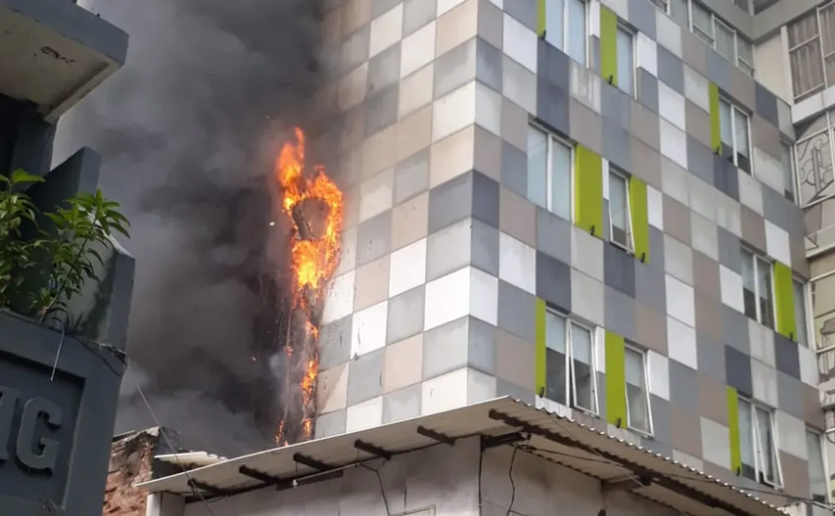 Gedung Harco Glodok, Tamansari, Jakarta Barat, terbakar, Selasa, 25 Februari 2025. (Sumber: Dok. Damkar Jakarta Barat)