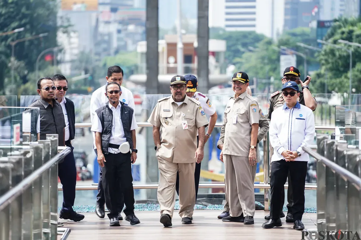 Wakil Gubernur DKI Jakarta Rano Karno meninjau fasilitas transportasi umum MRT Bundaran HI Astra, Selasa, 25 Februari 2025. Rano mengatakan Pemprov Jakarta berencana menambah kantung parkir. (Sumber: Poskota/Bilal Nugraha Ginanjar)