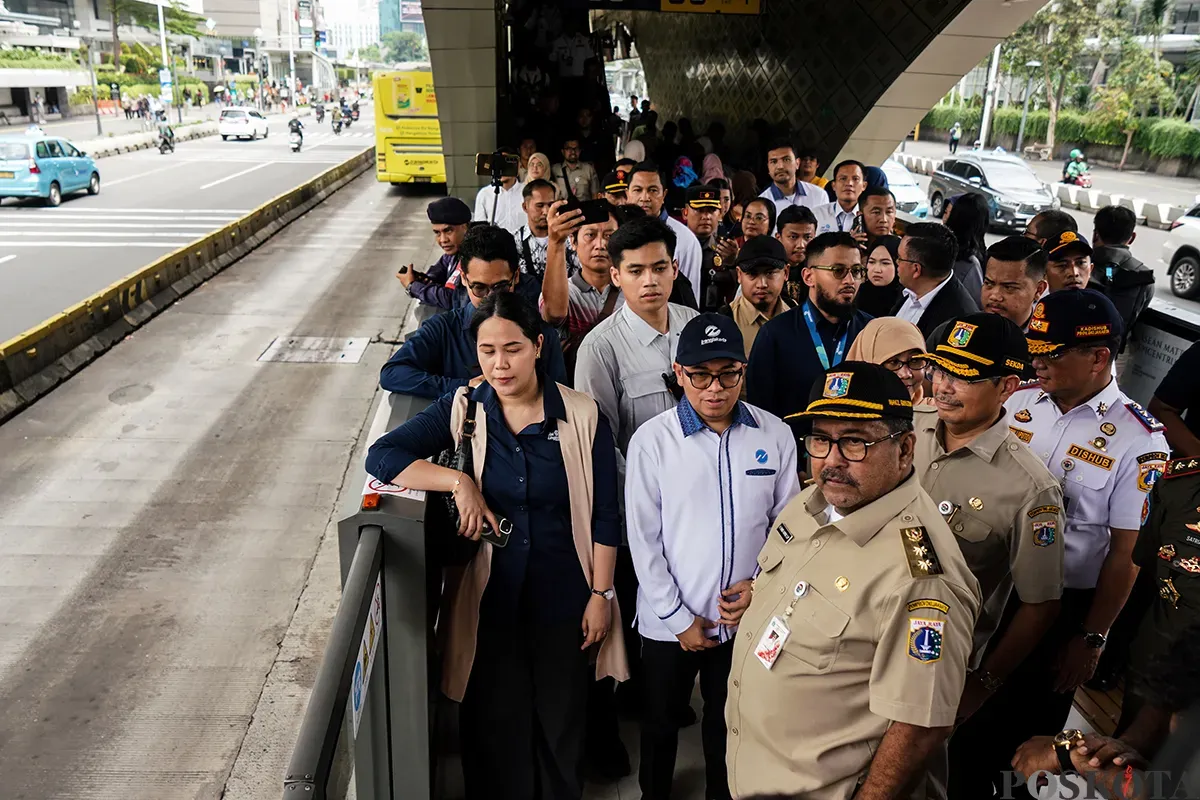 Wakil Gubernur Jakarta, Rano Karno,  berjalan keluar dari kereta MRT menuju Halte Transjakara Bundaran HI Astra, Selasa, 25 Februari 2025. (Sumber: Poskota/Bilal Nugraha Ginanjar)