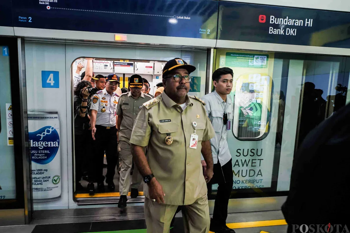 Wakil Gubernur DKI Jakarta berjalan keluar dari kereta MRT menuju Halte Transjakara Bundaran HI Astra, Selasa, 25 Februari 2025. (Sumber: Poskota/Bilal Nugraha Ginanjar)