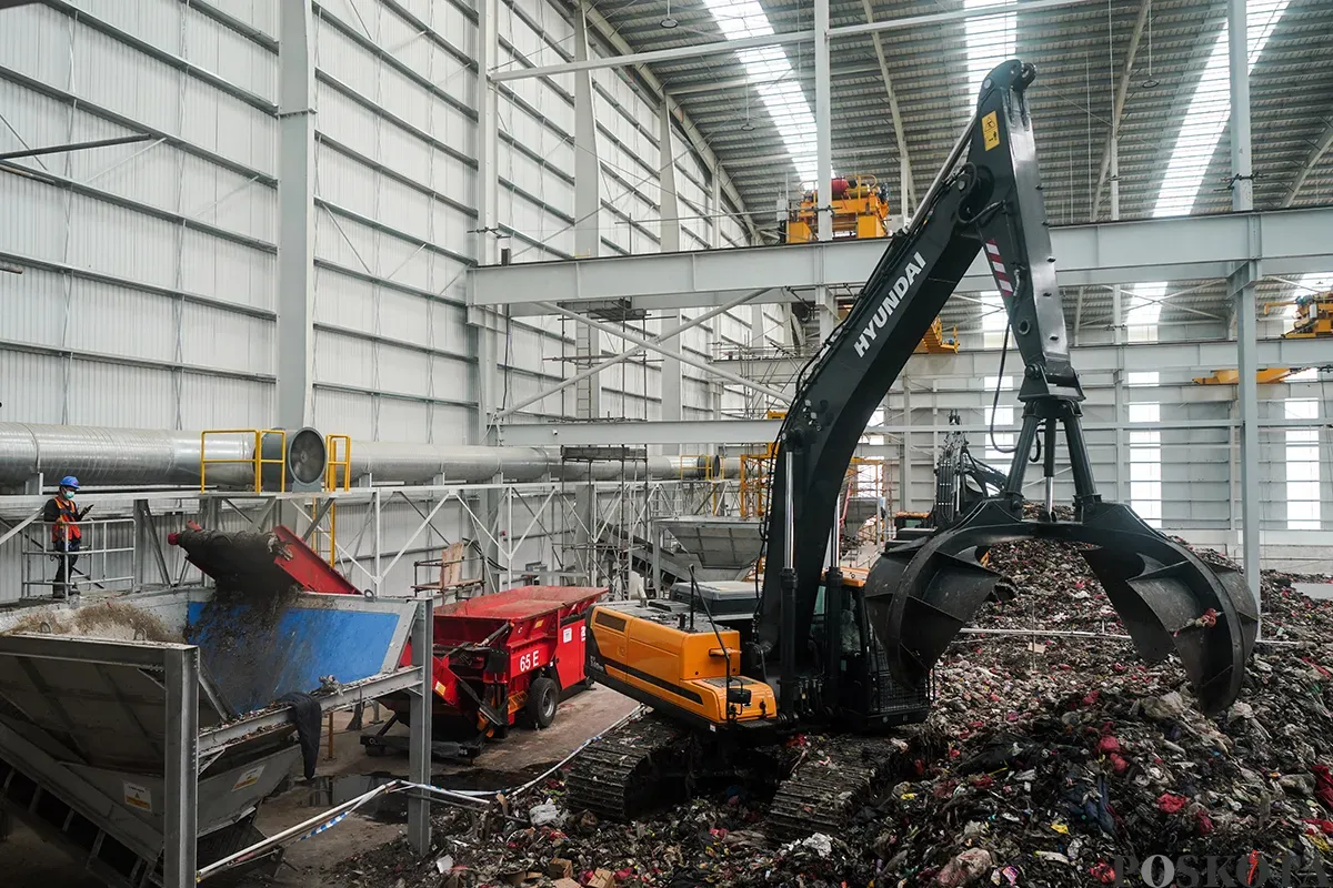 Petugas mengolah limbah dari sampah plastik di Refuse Derived Fuel (RDF) Plant Rorotan, Jakarta Utara, Selasa, 25 Februari 2025. (Sumber: Poskota/Bilal Nugraha Ginanjar)