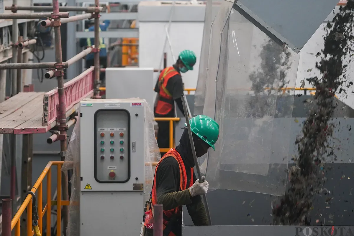 Petugas mengolah limbah dari sampah plastik di Refuse Derived Fuel (RDF) Plant Rorotan, Jakarta Utara, Selasa, 25 Februari 2025. (Sumber: Poskota/Bilal Nugraha Ginanjar)