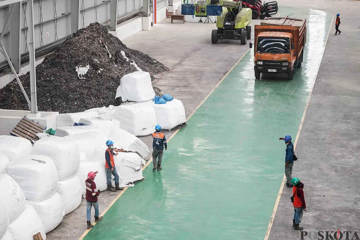 Petugas mengolah limbah dari sampah plastik di Refuse Derived Fuel (RDF) Plant Rorotan, Jakarta Utara, Selasa, 25 Februari 2025. (Sumber: Poskota/Bilal Nugraha Ginanjar)