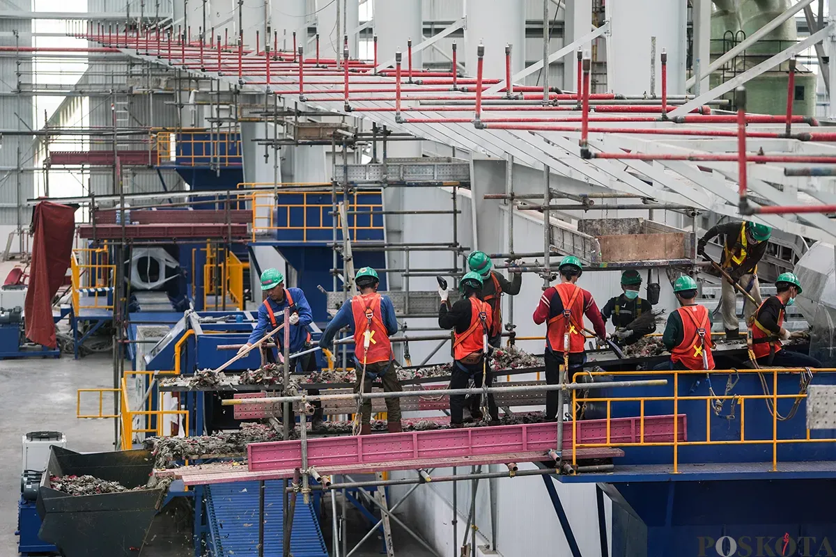 Petugas mengolah limbah dari sampah plastik di Refuse Derived Fuel (RDF) Plant Rorotan, Jakarta Utara, Selasa, 25 Februari 2025. (Sumber: Poskota/Bilal Nugraha Ginanjar)