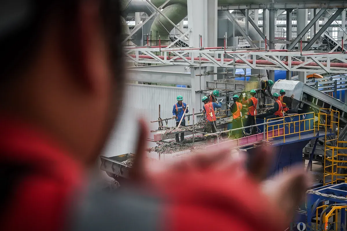 Petugas mengolah limbah dari sampah plastik di Refuse Derived Fuel (RDF) Plant Rorotan, Jakarta Utara, Selasa, 25 Februari 2025. (Sumber: Poskota/Bilal Nugraha Ginanjar)