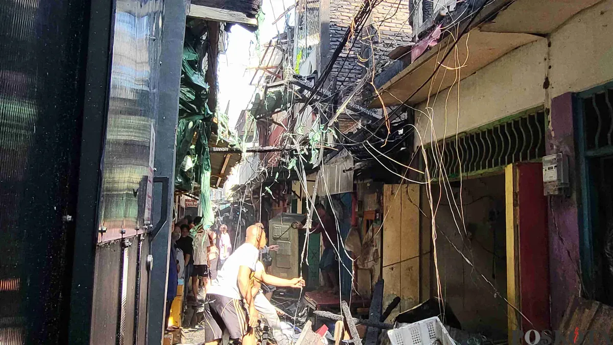 Kebakaran rumah tinggal di permukikan padat kawasan Tamansari, Jakarta Barat, disebut warga merupakan akibat dari pemilik rumah tertidur saat sedang memasak. (Sumber: Poskota/Pandi Ramedhan)