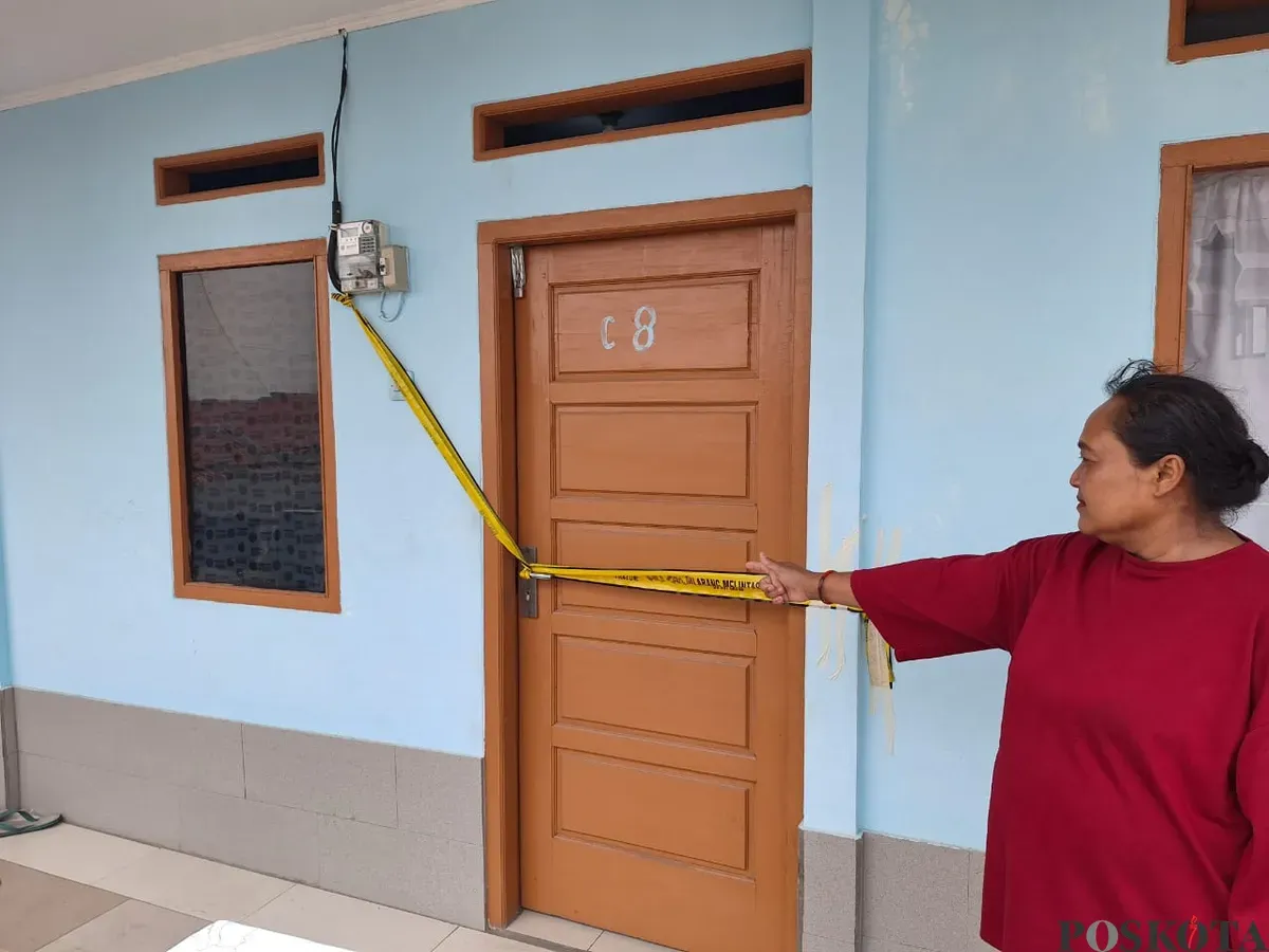 Seorang warga menunjukkan kontrakan C8 yang ditempati oleh korban YM dan DS di Desa Pasirgombong, Cikarang Utara, Kabupaten Bekasi. Selasa, 25 Februari 2025. (Sumber: Poskota/Ihsan Fahmi)