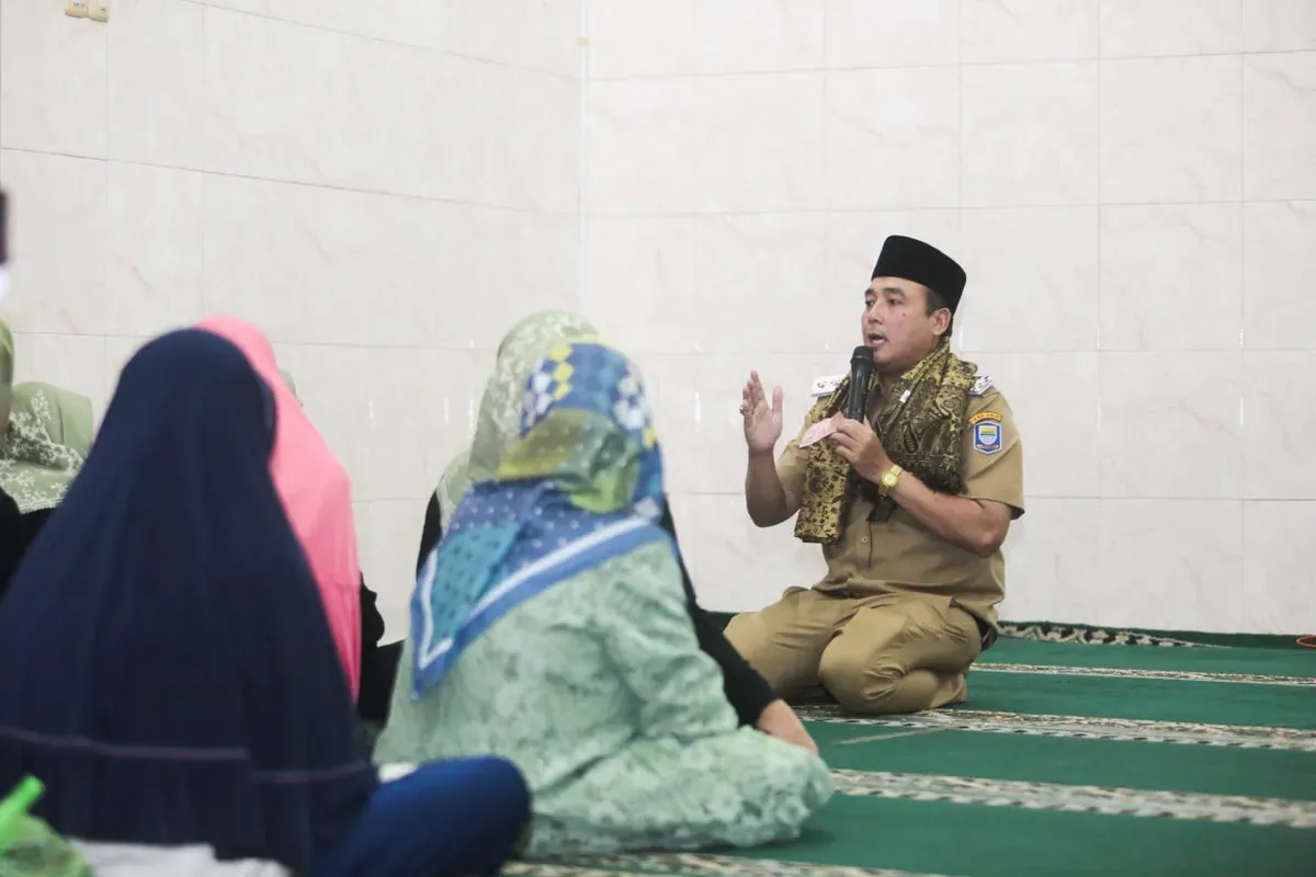 Wakil Wali Kota Bandung, Erwin saat menemui warga di Masjid Al Munajat, Kecamatan Batununggal, Kota Bandung. (Sumber: Dok. Diskominfo Kota Bandung)