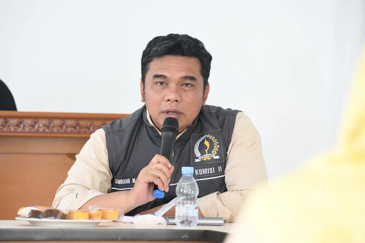 Ketua Komisi II DPRD Jawa Barat, Bambang Mujiarto, saat kunjungan kerja ke UPTD Pengujian dan Penerapan Mutu Produk Perikanan Kota Cirebon, Selasa, 25 Februari 2025. (Sumber: Dok. Humas DPRD Jabar)