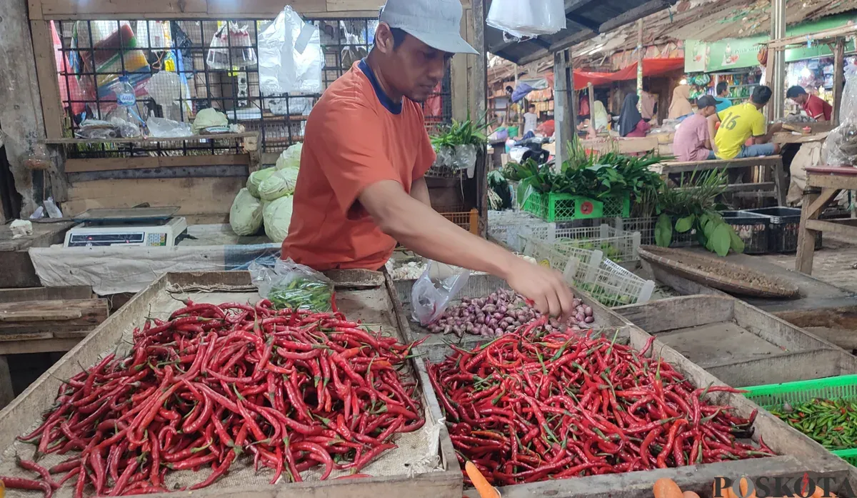 Salah seorang penjual sembako di Pasar Badak Pandeglang saat menjajakan barang jualannya, Rabu, 26 Februari 2025. (Sumber: Poskota/Samsul Fatoni)