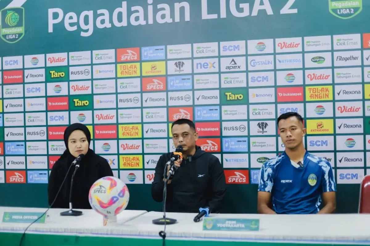 Pelatih PSIM Yogyakarta, Erwan Hendarwanto bersama Sunni Hizbullah, di konferensi pers jelang partai final Liga 2 lawan Bhayangkara FC. (Foto: psimjogja.id)