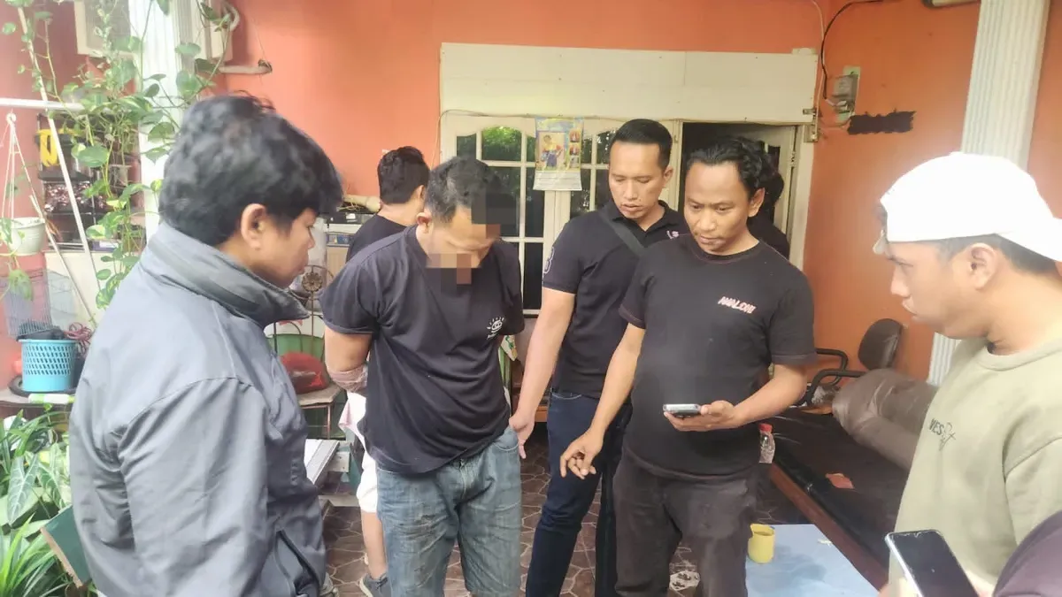 Pelaku penganiayaan pemilik warung di Larangan, Kota Tangerang saat ditangkap anggota Polsek Ciledug. (Sumber: Dok. Polsek Ciledug)