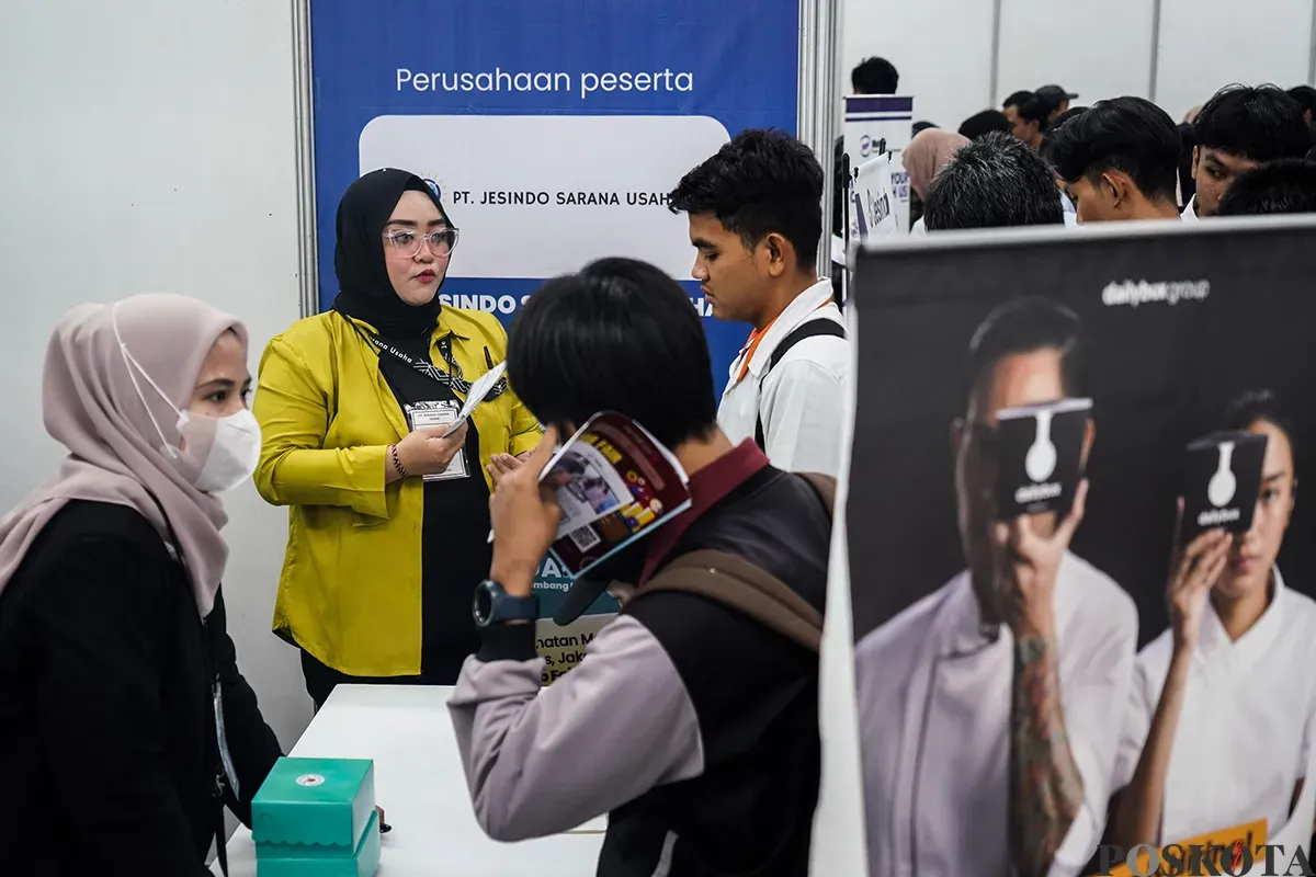 Sejumlah para pencari kerja ketika mengunjungi Jakarta Jobfair di Mall Tamini, Jakarta Timur, Rabu, 26 Februari 2025. (Sumber: Poskota/Bilal Nugraha Ginanjar)