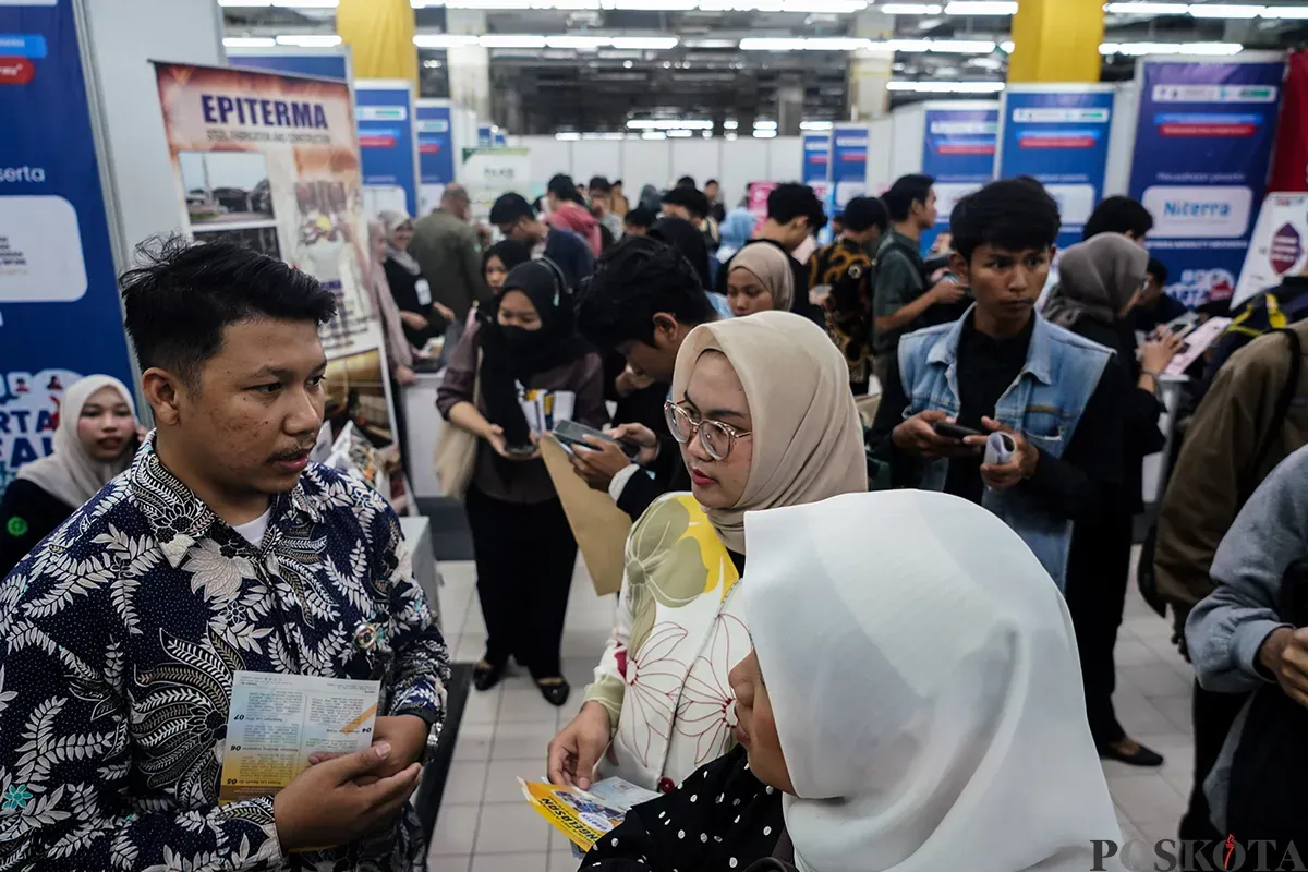 Sejumlah para pencari kerja ketika mengunjungi Jakarta Jobfair di Mall Tamini, Jakarta Timur, Rabu, 26 Februari 2025. (Sumber: Poskota/Bilal Nugraha Ginanjar)