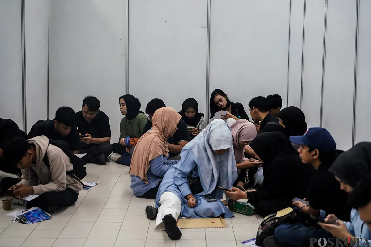 Sejumlah para pencari kerja ketika mengunjungi Jakarta Jobfair di Mall Tamini, Jakarta Timur, Rabu, 26 Februari 2025. (Sumber: Poskota/Bilal Nugraha Ginanjar)